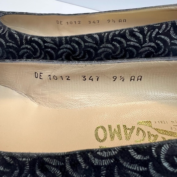 Salvatore Ferragamo 9.5 AA Black and Silver Floral Shimmer Pumps Vintage Italy - Picture 7 of 10